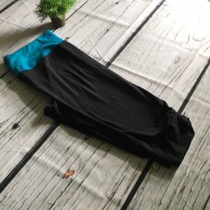 Earth Yoga black capris/teal waistband..XXL